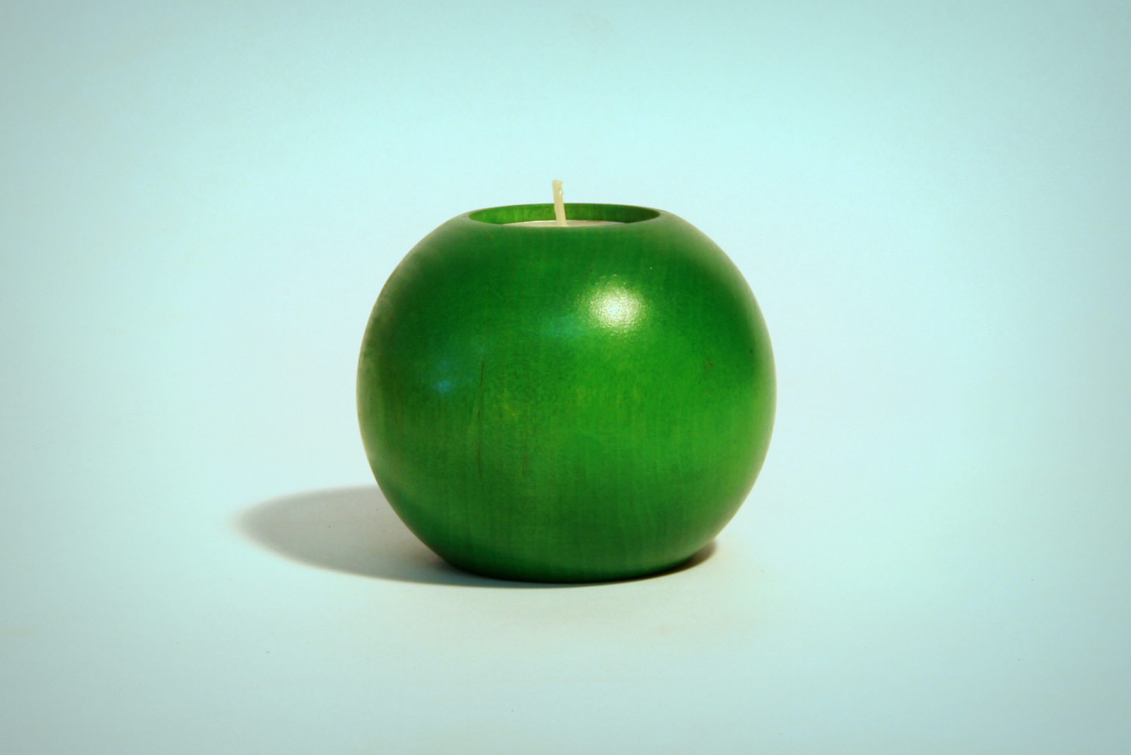 Kugelleuchter mit Teelicht in grün